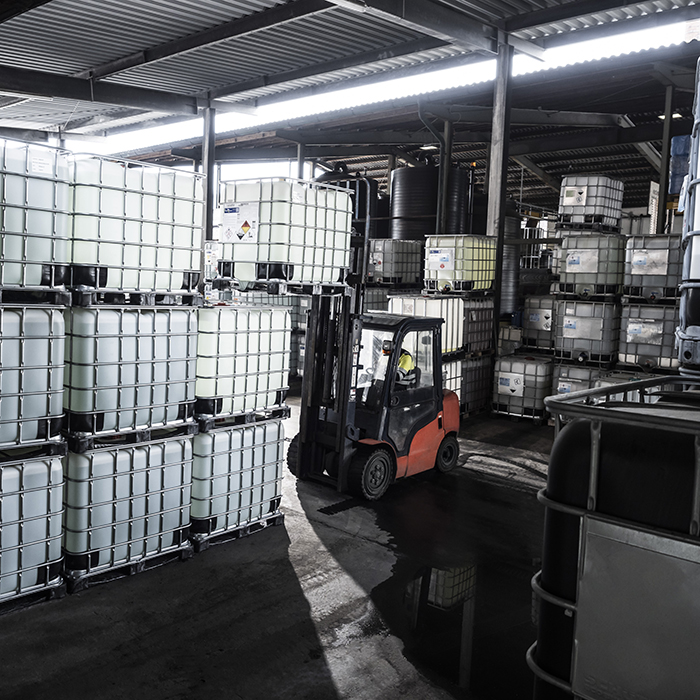 Ein Lager- und Logistik-Mitarbeiter im Gabelstapler bei Deuring Chemie Vorarlberg