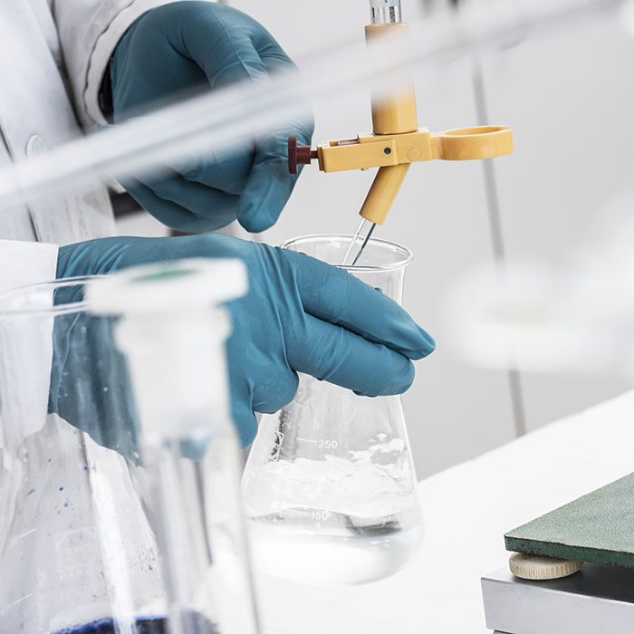 Chemikalien zur Wasseraufbereitung, mischen im Labor