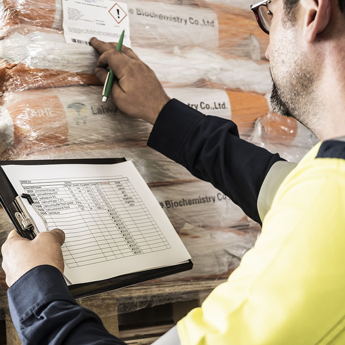 Mitarbeiter Lebensmittelchemie im Warenlager der Deuring GmbH