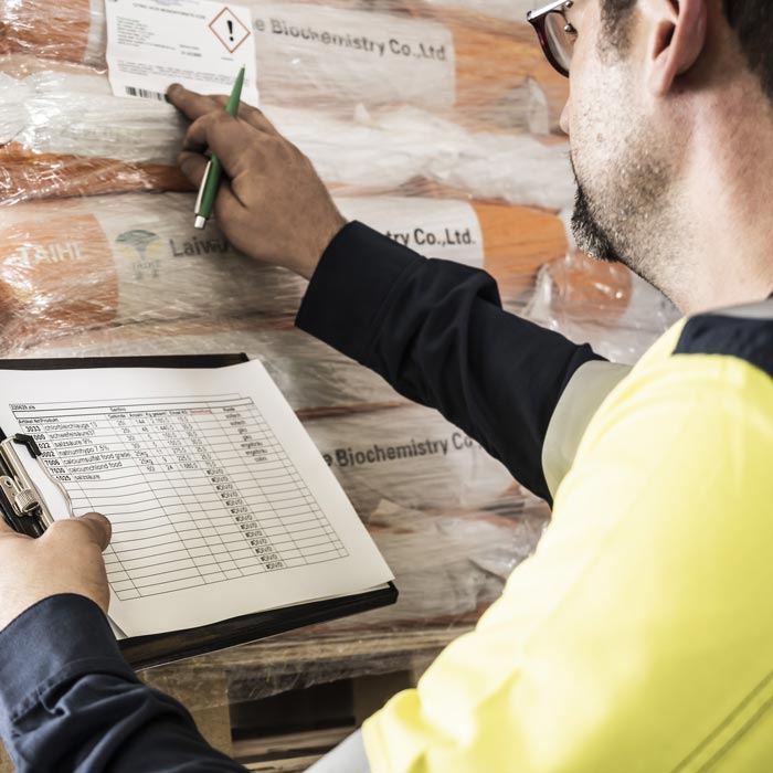 Ein Mitarbeiter im Lager für Lebensmittelchemie prüft die Ware im Lager von Deuring. 